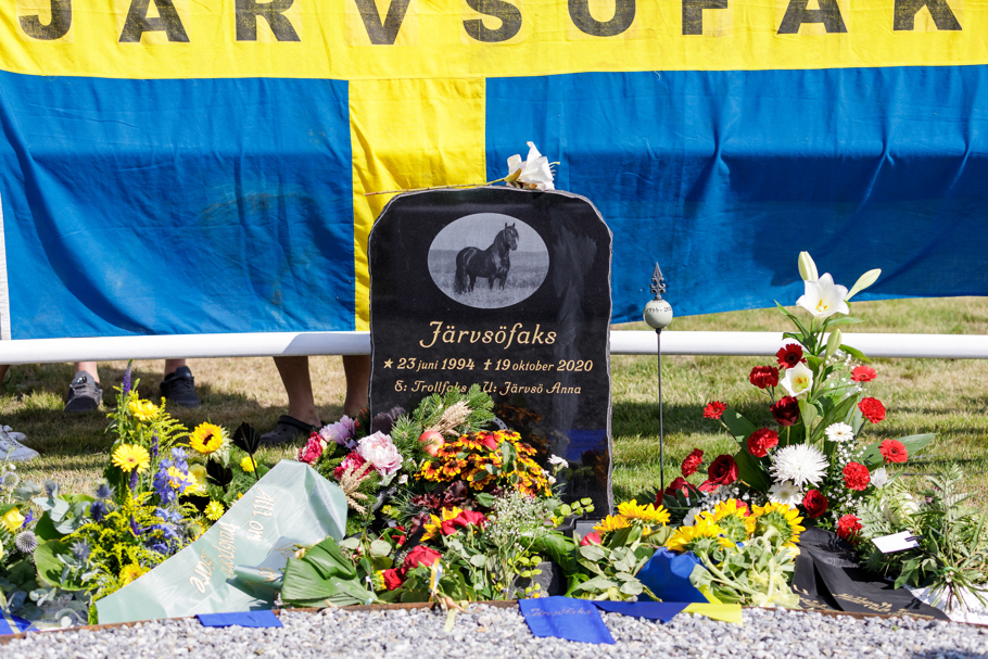 Järvsöfaks begravning gravsten blommor.jpg